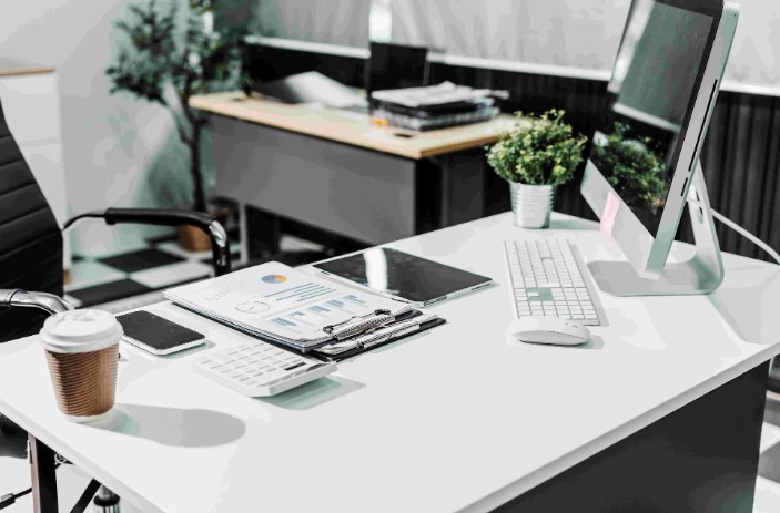 Executive Office Desks: 5 Tips for Finding the Perfect Fit