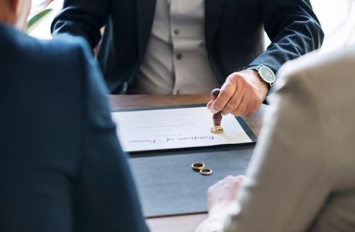 8 Reasons Hiring A Divorce Lawyer Can Make Your Divorce Process Stress-Free