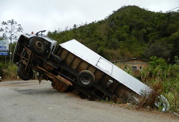 Common Trucking Violations That Contribute to Accidents